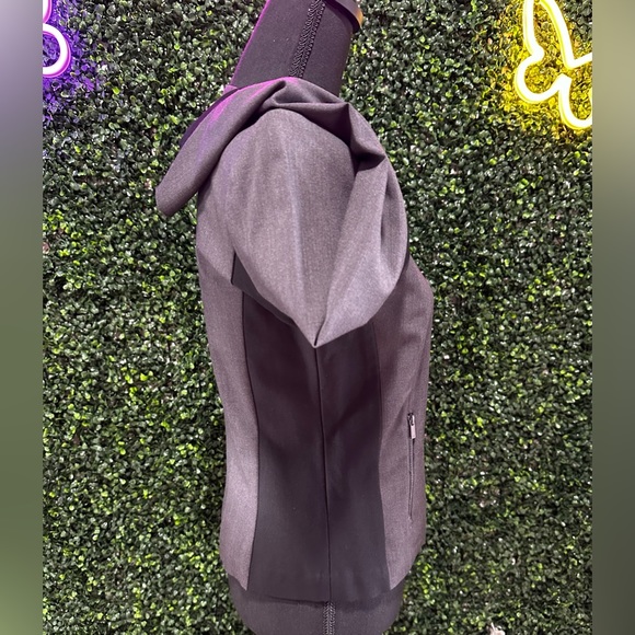 Calvain Klein Gray & Black Blazer. Size 6 - Picture 4 of 6